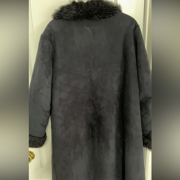 Faux Fur knee length coat. - Picture 5 of 7
